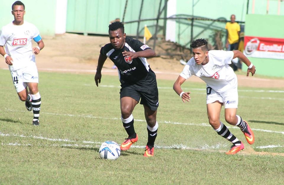 Acción del juego Moca FC vs Bauger en inicio de Torneo Nacional de Futbol Profesional 2015